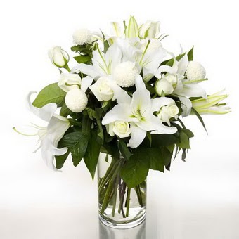  Bitlis çiçek gönderme sitemiz güvenlidir  1 dal cazablanca 7 adet beyaz gül vazosu