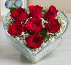 Kalp içerisinde 7 adet kırmızı gül  Bitlis çiçek gönderme sitemiz güvenlidir 