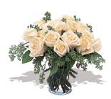 11 adet beyaz gül vazoda  Bitlis İnternetten çiçek siparişi 