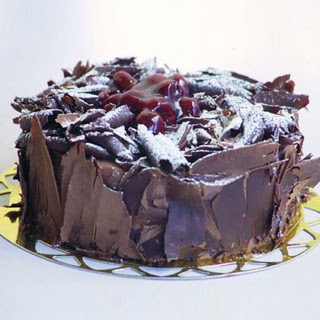 pasta yolla 4 ile 6 kisilik visneli çikolatali yas pasta  Bitlis çiçek siparişi sitesi 